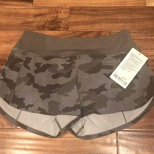 NEW- Lululemon Camo Speed up- size 8- 4” short
